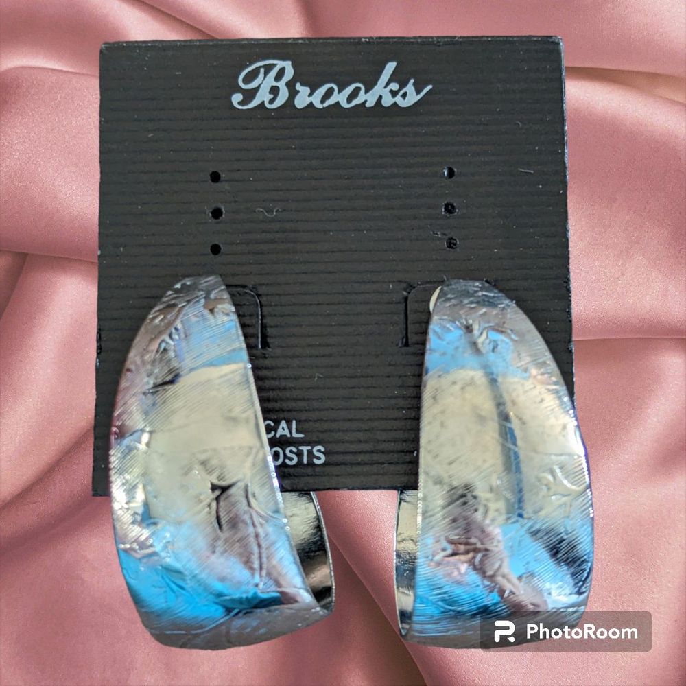 Vintage Brooks Silver Tone Hoop Earrings Pierced Surgical Steel Post Floral